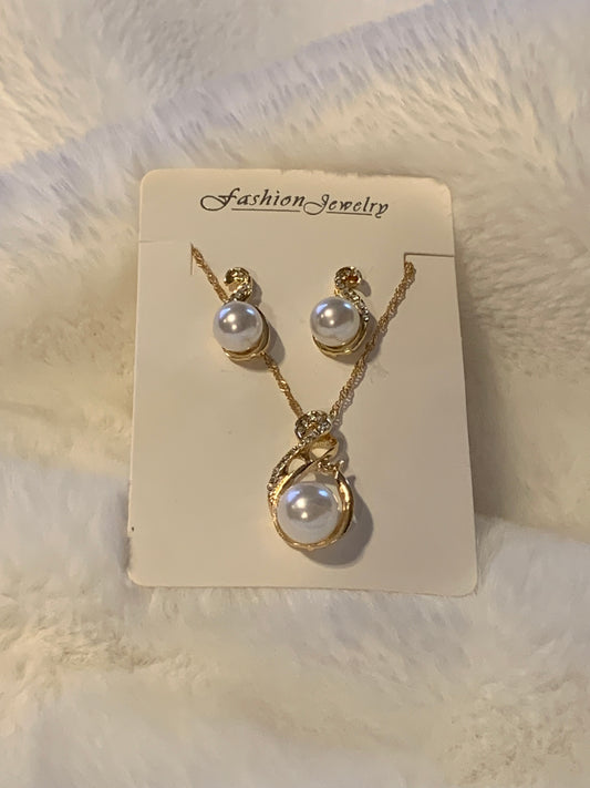 Pearl Necklace and earrings set